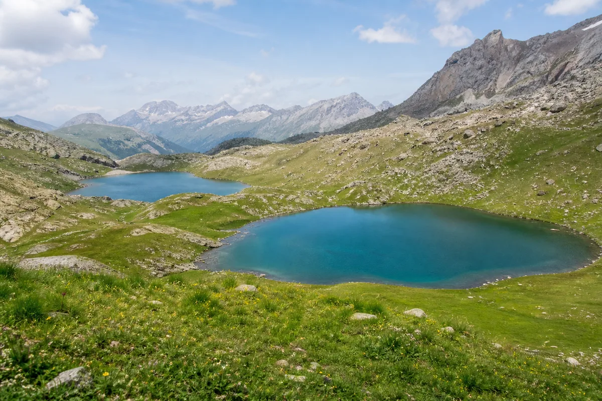 Deux lacs d&rsquo;altitude aux eaux turquoise entourés d&rsquo;alpages dans la haute vallée de la Clarée